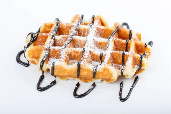 Beyaz arka plan üzerinde izole çikolata ile Belçika waffle izole 