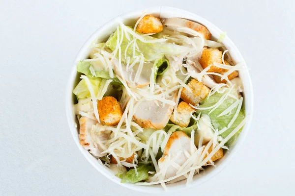 Taze sağlıklı Sezar salatası. Beyaz arka plan üzerinde izole. Üstten Görünüm