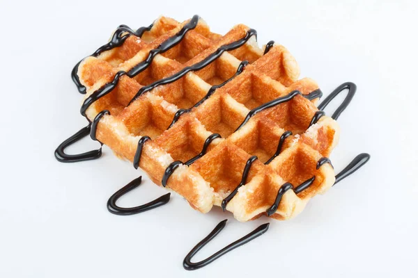 Waffles belgas isolados com chocolate isolado sobre fundo branco — Fotografia de Stock