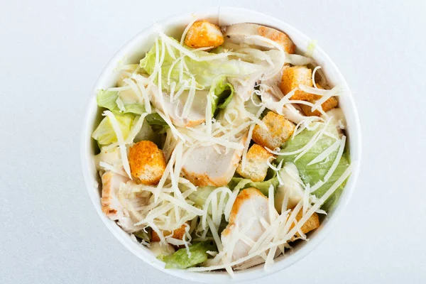 Taze sağlıklı Sezar salatası. Beyaz arka plan üzerinde izole. Üstten Görünüm