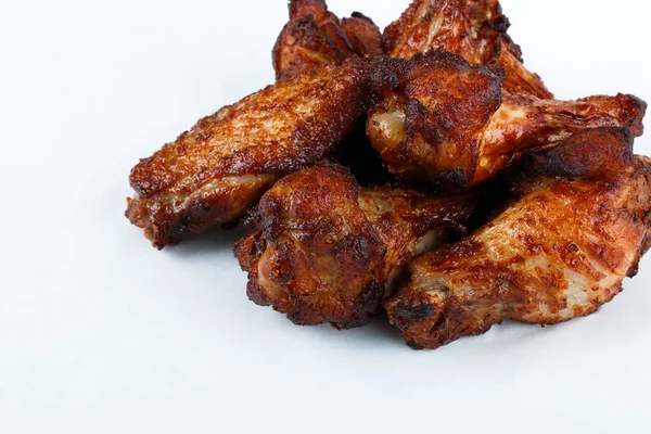 Kippenvleugels en poten geïsoleerd, BBQ-grill kip vleugel — Stockfoto