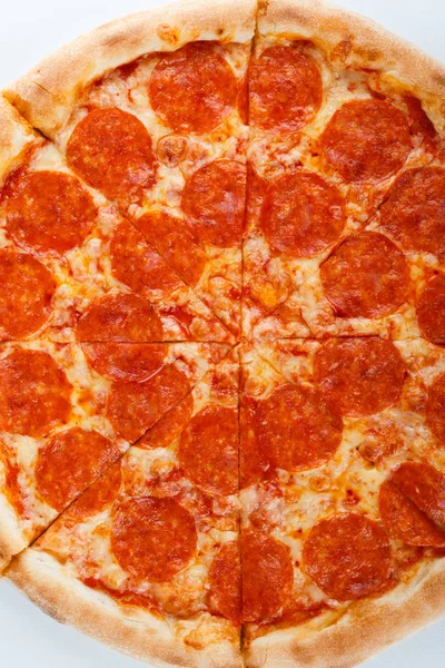 Pizza de pepperoni. Una textura de comida perfecta. Utilice esta textura en impresiones de tela y material, fondos de imagen, carteles y menús, invitaciones, collage, envoltura de regalo, papel pintado, dentro de los diseños de tipo, etc. . Fotos de stock