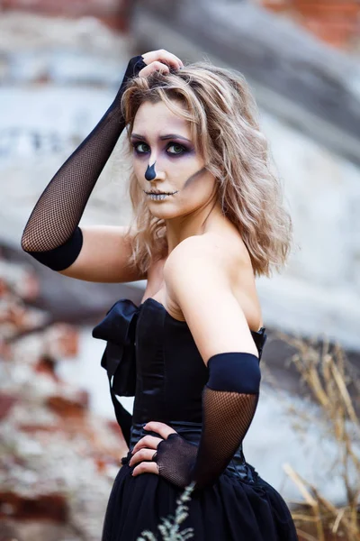 Blondine in sexy schwarzem Kleid zerstörte Haus und sah Verwüstung. Halloween-Make-up — Stockfoto