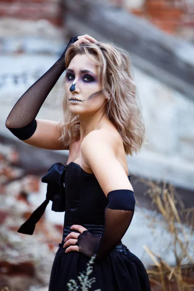 Blondine in sexy schwarzem Kleid zerstörte Haus und sah Verwüstung. Halloween-Make-up — Stockfoto