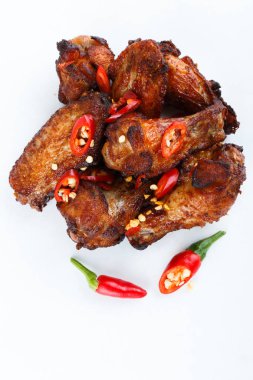 Kızarmış tavuk kanadı bir parti için. Yakın çekim.