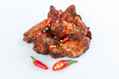 Kızarmış tavuk kanadı bir parti için. Yakın çekim.