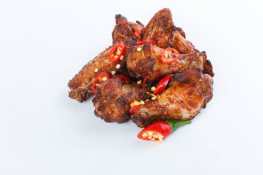 Kızarmış tavuk kanadı bir parti için. Yakın çekim.