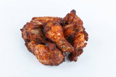 Kızarmış tavuk kanadı bir parti için. Yakın çekim.