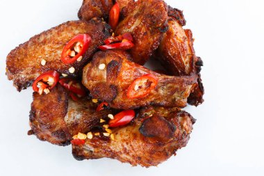 Kızarmış tavuk kanadı bir parti için. Yakın çekim.