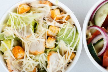 Restoran Menü için fotoğraf. Greeck salata ve beyaz arka plan üzerinde izole cesar salata. Üstten Görünüm