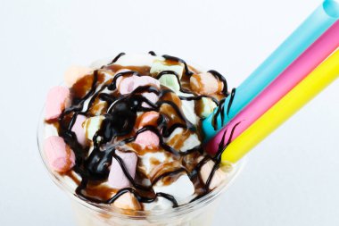 kokteyl öğrendiklerinde ve çikolata üstten görünüm ile izole kapatın. Fotoğraf menüsü