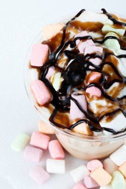 kokteyl öğrendiklerinde ve çikolata üstten görünüm ile izole kapatın. Fotoğraf menüsü