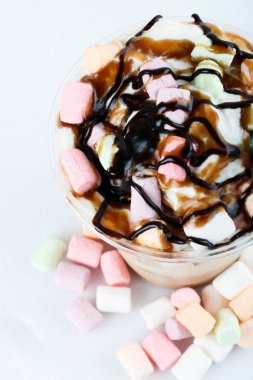 kokteyl öğrendiklerinde ve çikolata üstten görünüm ile izole kapatın. Fotoğraf menüsü