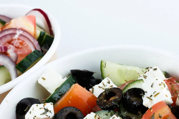 Foto für Speisekarte im Restaurant. griechischer Salat und Cesar-Salat auf weißem Hintergrund. Ansicht von oben — Stockfoto