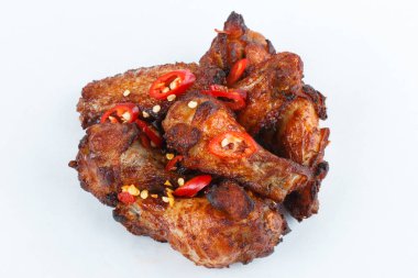 Kızarmış tavuk kanadı bir parti için. Yakın çekim.