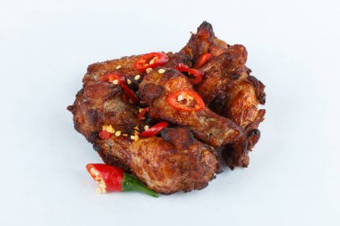 Kızarmış tavuk kanadı bir parti için. Yakın çekim.