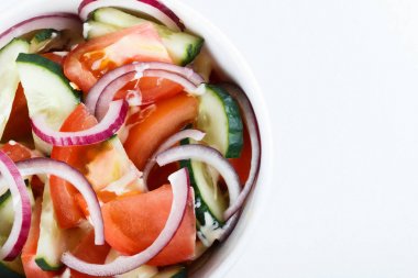 sebze salata salatalık domates ayçiçek yağı ile. Beyaz arka plan üzerinde. izole