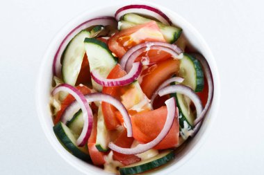 sebze salata salatalık domates ayçiçek yağı ile. Beyaz arka plan üzerinde. izole