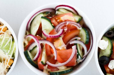 sebze salata salatalık domates ayçiçek yağı ile. Beyaz arka plan üzerinde. izole