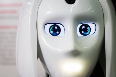 Beyaz kişisel robot bir insan gibi görünüyor. Güzel cyborg kadın yüzü koyu siyah arka plan üzerine