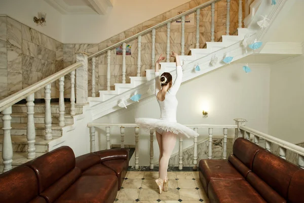 Ballerina terug op het podium staan. jonge mooie vrouw — Stockfoto