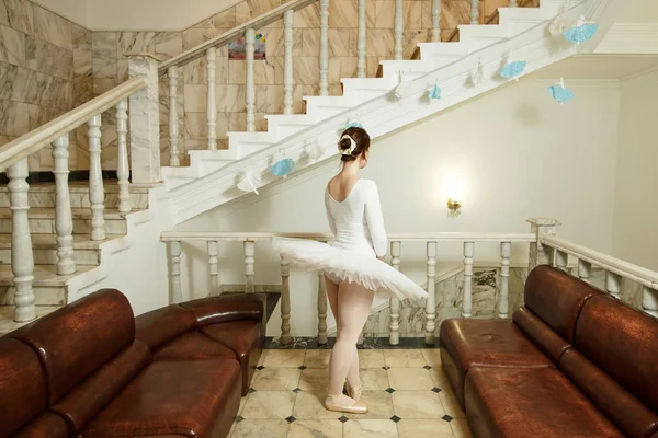 Bailarina de volta de pé no palco. jovem mulher bonita — Fotografia de Stock