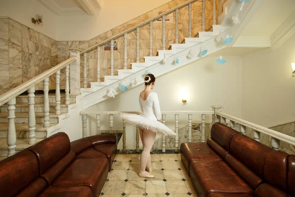 Ballerina terug op het podium staan. jonge mooie vrouw — Stockfoto