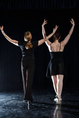 geri duran sahne alanı'nda balerin. genç güzel kadın