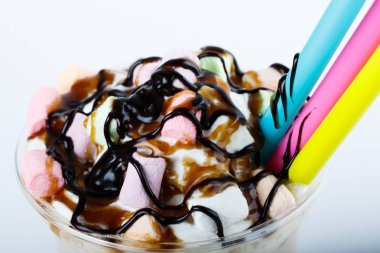 lezzetli çikolata ile yaz, buzlu süt sallamayın, renkli kalk izole üzerinde beyaz arka plan