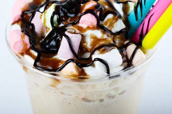 Delicioso en verano, batido de leche helada con chocolate, esparcida de color aislado sobre fondo blanco — Foto de Stock