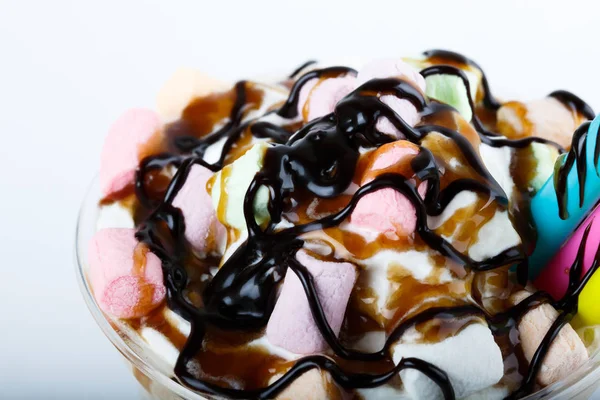 Вкусно летом, ледяной молочный коктейль с шоколадом, цветная струя изолированы на белом фоне — стоковое фото