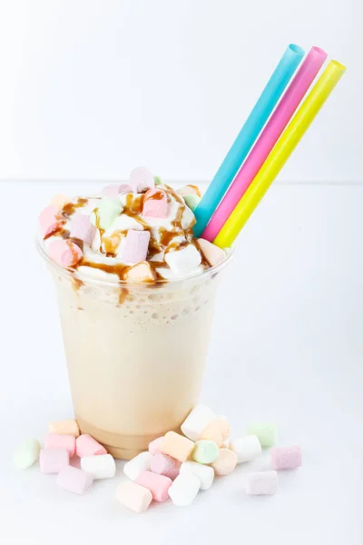 Delicioso en verano, batido de leche helada con chocolate, esparcida de color aislado sobre fondo blanco — Foto de Stock