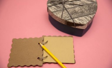 8 Mart, pembe arka planda bir kalp kutusu. Metin için yazma