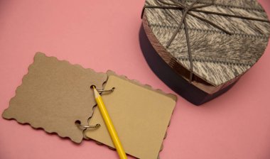 8 Mart, pembe arka planda bir kalp kutusu. Metin için yazma