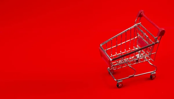 Cesta Compras Fundo Vermelho — Fotografia de Stock