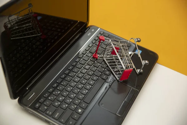 Laptop Kis Bevásárlókosárral Hitelkártyával Fehér Alapon — Stock Fotó