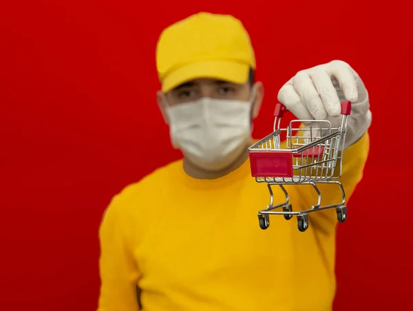 Leveringsman Met Een Mand Een Medische Rubberen Handschoen Masker Begrepen — Stockfoto