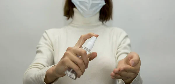 Femme Masque Protection Médicale Appliquant Gel Antibactérien Antiseptique Pour Les — Photo