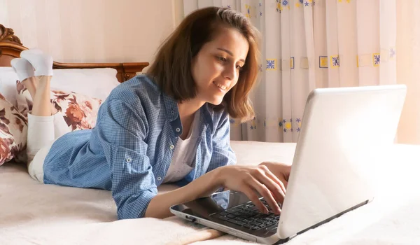 Mujer Negocios Encuentra Cama Trabaja Estudio Toma Ordenador Portátil — Foto de Stock