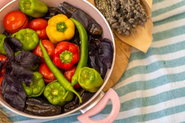 Dümdüz. Azerbaycan ulusal gıda dolma üç kız kardeş. Et, domates, patlıcan, biber..