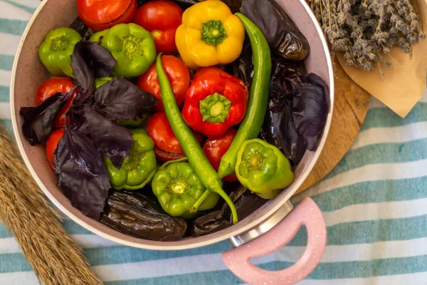 Dümdüz. Azerbaycan ulusal gıda dolma üç kız kardeş. Et, domates, patlıcan, biber..