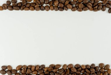 Beyaz arka planda kahve çekirdekleri. Logo için bir yer. Üst Manzara. Düz yatıyordu. Model