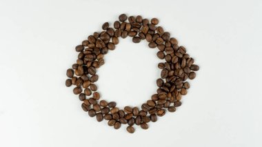 Beyaz arka planda kahve çekirdekleri. Logo için bir yer. Üst Manzara. Düz yatıyordu. Model