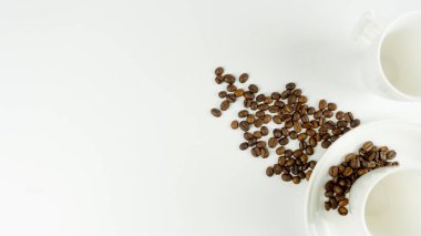 Beyaz arka planda boş fincanlar ve kahve çekirdekleri. mesaj için yer. Üst Manzara. Düz yatıyordu. Model
