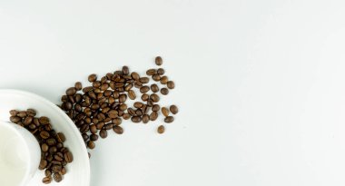 Beyaz arka planda boş kahve fincanı ve kahve çekirdeği. mesaj için yer. Üst Manzara. Düz yatıyordu. Model