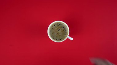 En iyi el görüntüsü kahve çekirdeklerinin üzerinde bir fincan kahve.