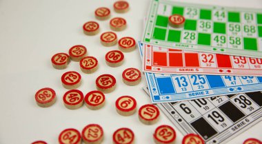 Beyaz arkaplanda loto oyununun yakın plan görüntüsü