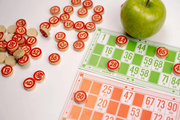 Ξύλινα Βαρέλια Κάρτες Και Μάρκες Για Παιχνίδι Lotto Λευκό Φόντο — Φωτογραφία Αρχείου