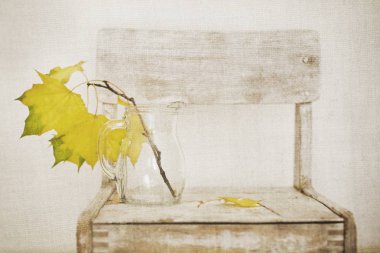 Sonbahar akçaağaç yaprakları grup eski ahşap zemin üzerine vazoda