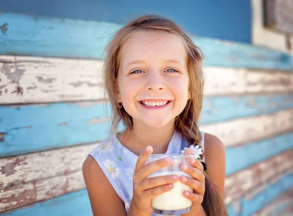 La niña está bebiendo leche. — Foto de Stock